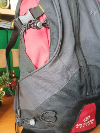 Mochila Quechua Negra y Roja