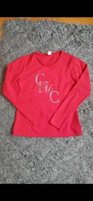 Camiseta roja con pedrería