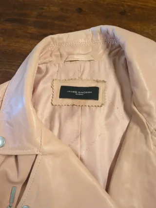 Chaqueta cuero rosa entallada
