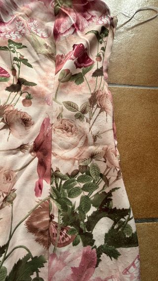 Vestido de fiesta floral con volantes