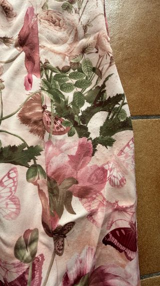 Vestido de fiesta floral con volantes