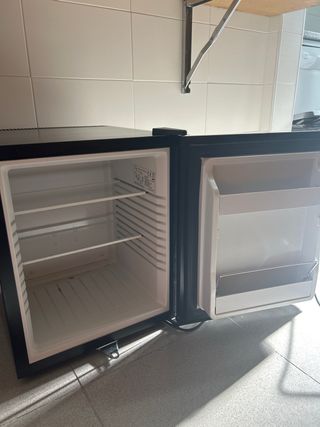 Nevera compacta negra