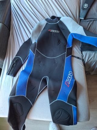 Traje de neopreno y accesorios buceo
