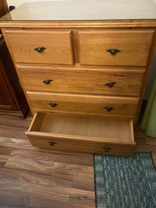 Cómoda de madera maciza estilo clásico