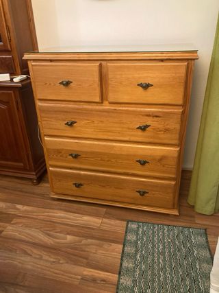 Cómoda de madera maciza estilo clásico