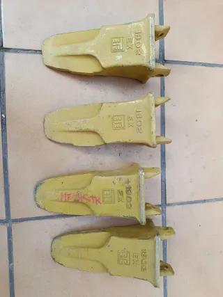 4 Dientes Excavadora 1802 EX. 30€/unidad