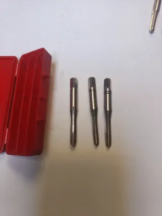 Machos de roscar varias medidas uno pequeño está r