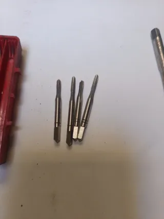 Machos de roscar varias medidas uno pequeño está r