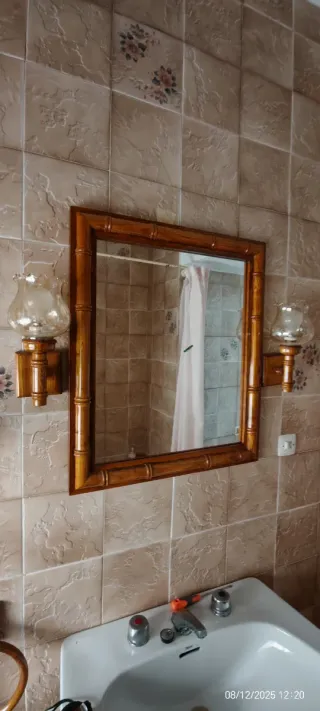 Espejo y Lámparas de Bambú y Madera