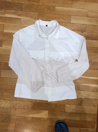 Blusa tipo casaca beige y blanca