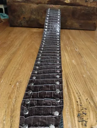 Correa de guitarra de cuero con tachuelas