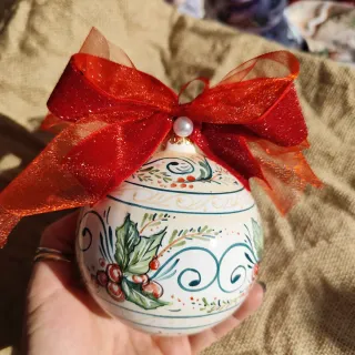 Palla di Natale decorata con fiocco rosso