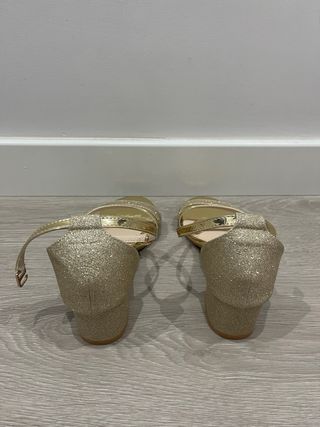 Zapatos dorados brillantes para fiesta Nochevieja