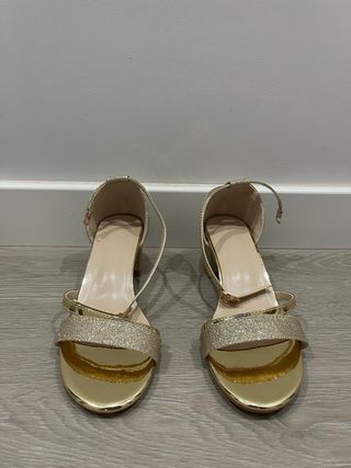 Zapatos dorados brillantes para fiesta Nochevieja