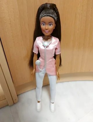 Bambola tipo Barbie dottoressa