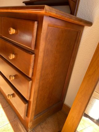 Cómoda de madera con espejo