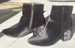 Botines negros con tachuelas