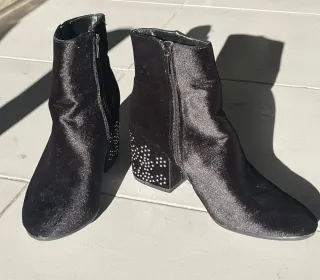 Botines negros con tachuelas