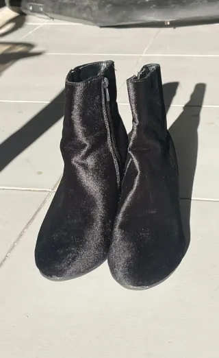 Botines negros con tachuelas