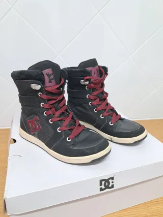 DC Shoes Botas Negras y Rojas