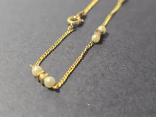 Pulsera dorada con perlas