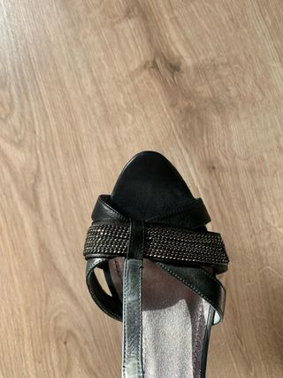 Sandalias Farrutx Piel Negra Tira Adornada