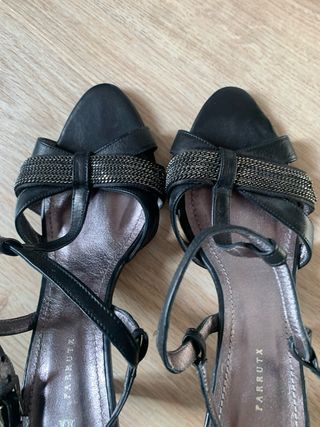 Sandalias Farrutx Piel Negra Tira Adornada