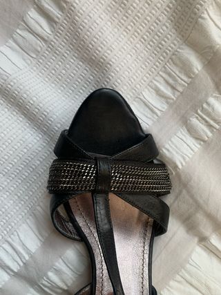 Sandalias Farrutx Piel Negra Tira Adornada