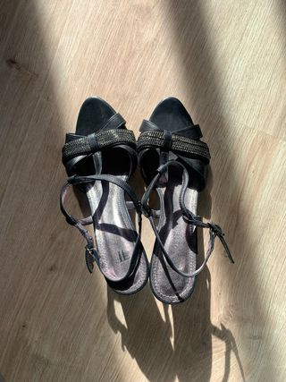 Sandalias Farrutx Piel Negra Tira Adornada