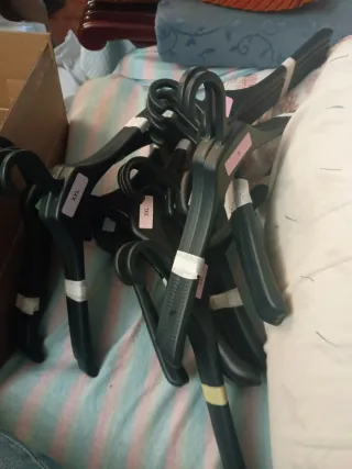 Lote de perchas de plástico negro