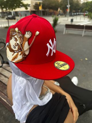 Gorra New Era NY Roja con Detalles Dorados