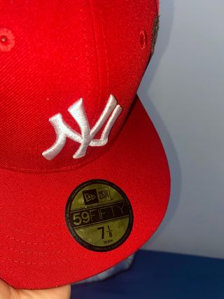 Gorra New Era NY Roja con Detalles Dorados