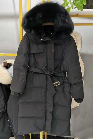 Abrigo acolchado negro con capucha y cinturón