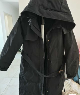 Abrigo acolchado negro con capucha y cinturón