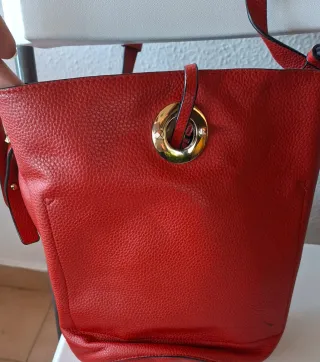 Bolso de hombro rojo vivoc con detalles dorados