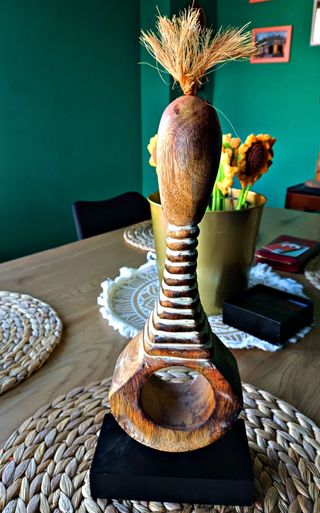 Figura de Madera Artesanal de Mujer Jirafa