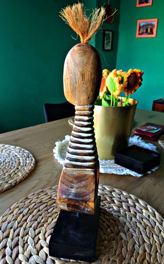 Figura de Madera Artesanal de Mujer Jirafa