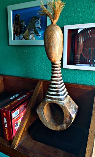 Figura de Madera Artesanal de Mujer Jirafa