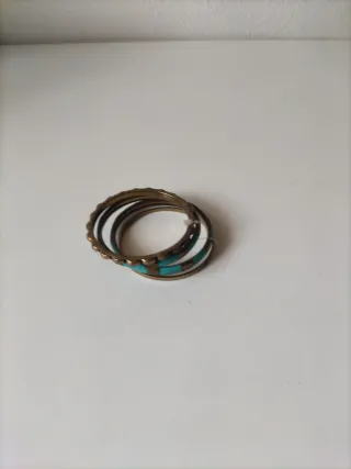 Pulseras doradas con turquesa