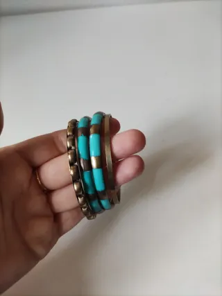 Pulseras doradas con turquesa