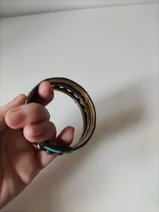 Pulseras doradas con turquesa