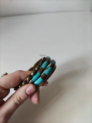 Pulseras doradas con turquesa