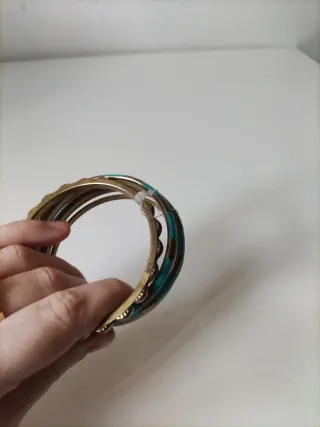 Pulseras doradas con turquesa