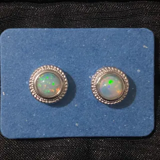 Pendientes de ópalo blanco natural