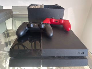 PS4 con 7 juegos y 2 mandos