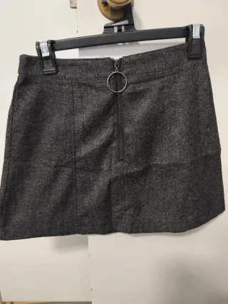 Falda gris con cremallera y aro