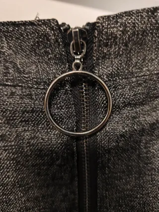 Falda gris con cremallera y aro