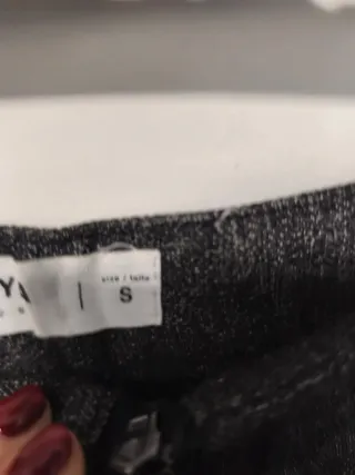 Falda gris con cremallera y aro