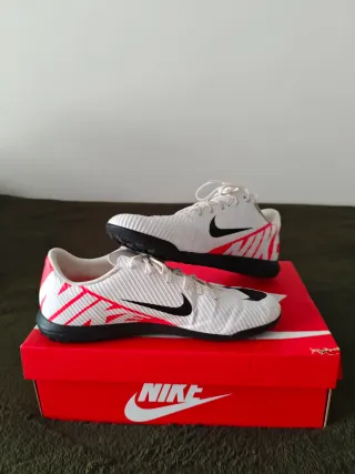 Zapatillas Nike multitaco blancas y rojas