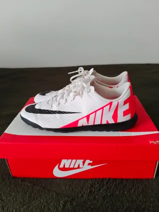 Zapatillas Nike multitaco blancas y rojas